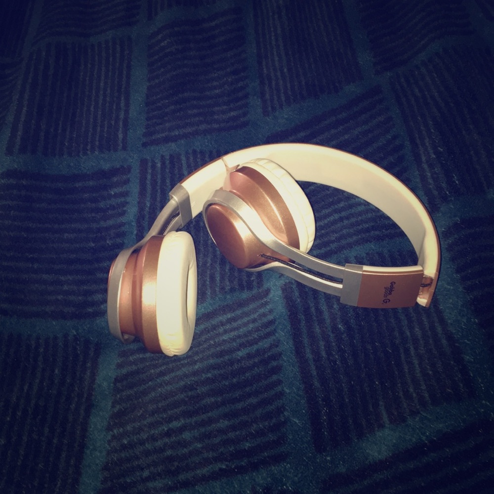 BLUETOOTH ROSE GOLD HEADPHONES